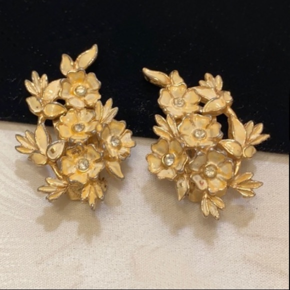 Vintage Jewelry - Vintage Charel Beige Enamel Flower Earrings